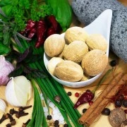 Muskatnuss (Grenada), ganz