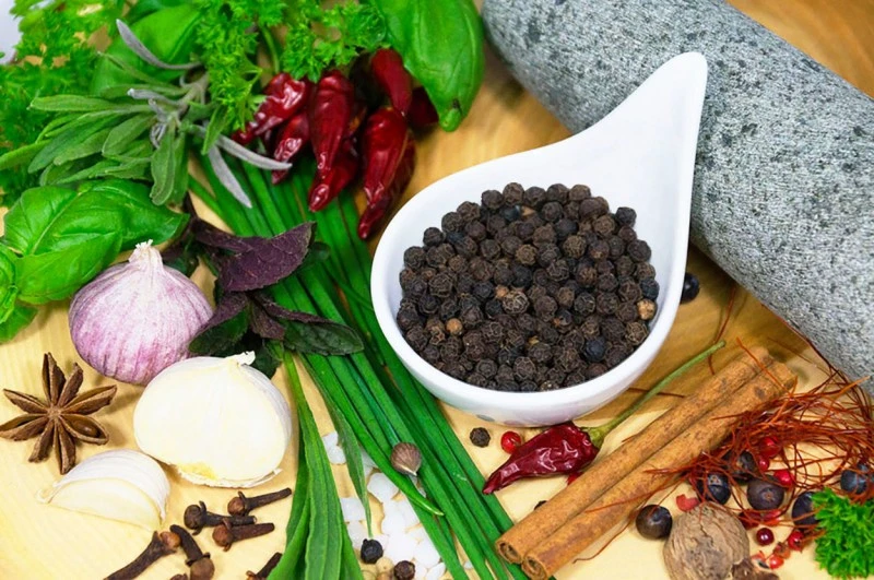 Pfeffer schwarz, ganz