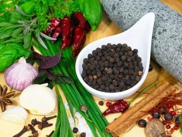 Pfeffer schwarz, ganz